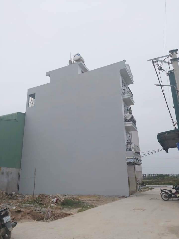 Bức tường vừa được phủ sơn chống thấm nano, nước mưa chảy đều mà không thấm vào, minh họa rõ ràng hiệu quả vượt trội của công nghệ chống thấm hiện đại.