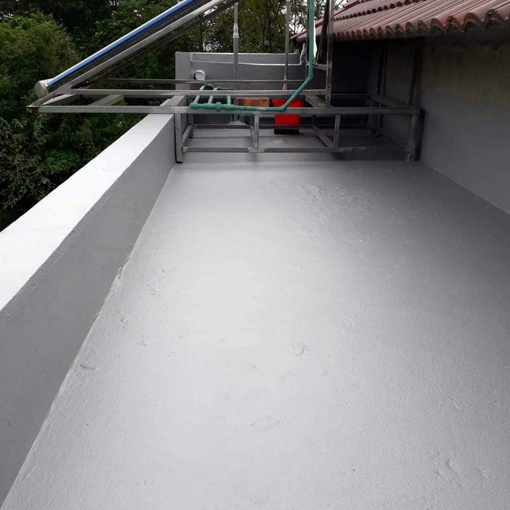 Một bề mặt mái nhà vừa được phủ lớp chống thấm mới, nước mưa trôi nhanh trên bề mặt mà không thấm vào. Hình ảnh thể hiện tính hiệu quả và bền vững của hệ thống chống thấm sau khi cải tạo