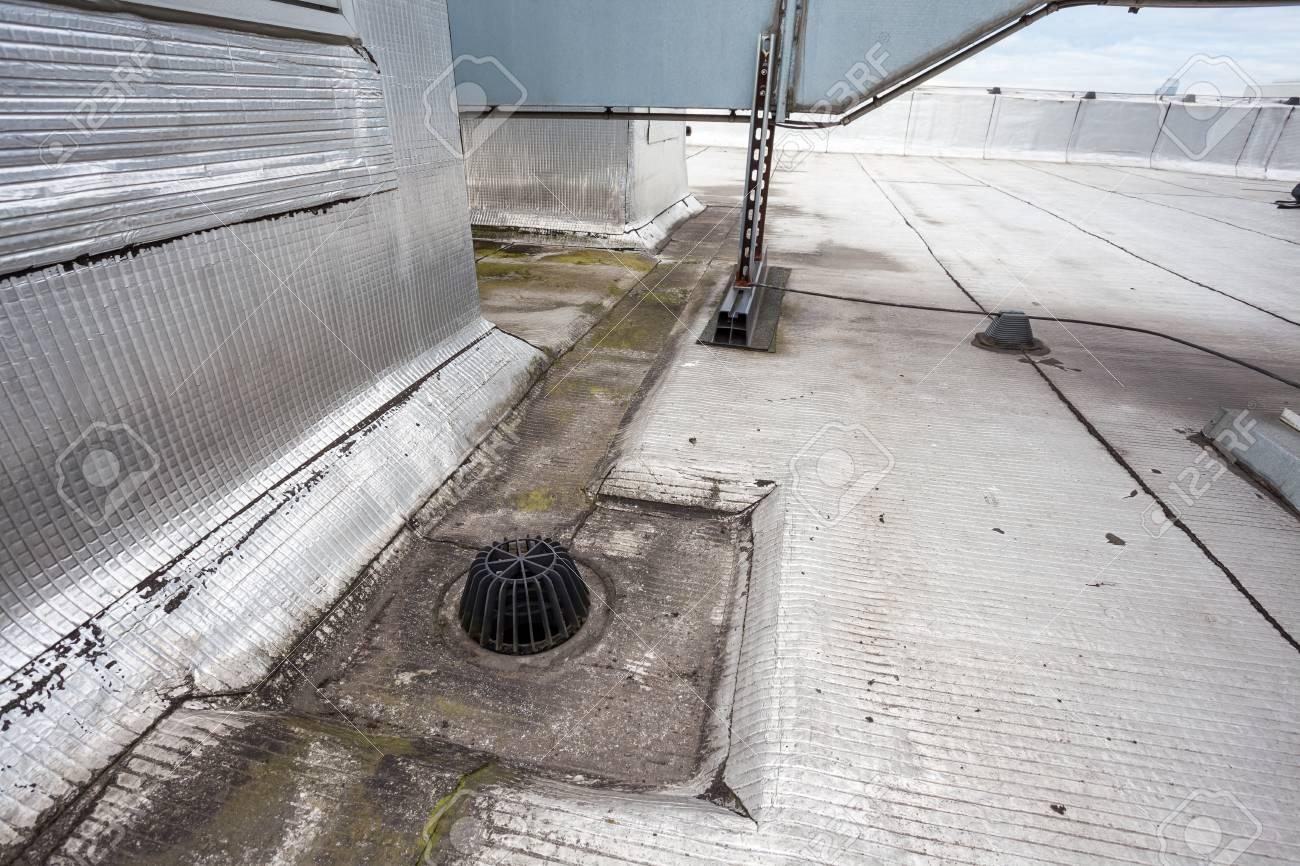 Hệ thống thoát nước mái nhà được làm sạch, không có rác thải hay bụi bẩn, đảm bảo nước thoát nhanh chóng. Hình ảnh thể hiện tầm quan trọng của việc bảo dưỡng hệ thống thoát nước để ngăn chặn thấm nước vào tòa nhà.