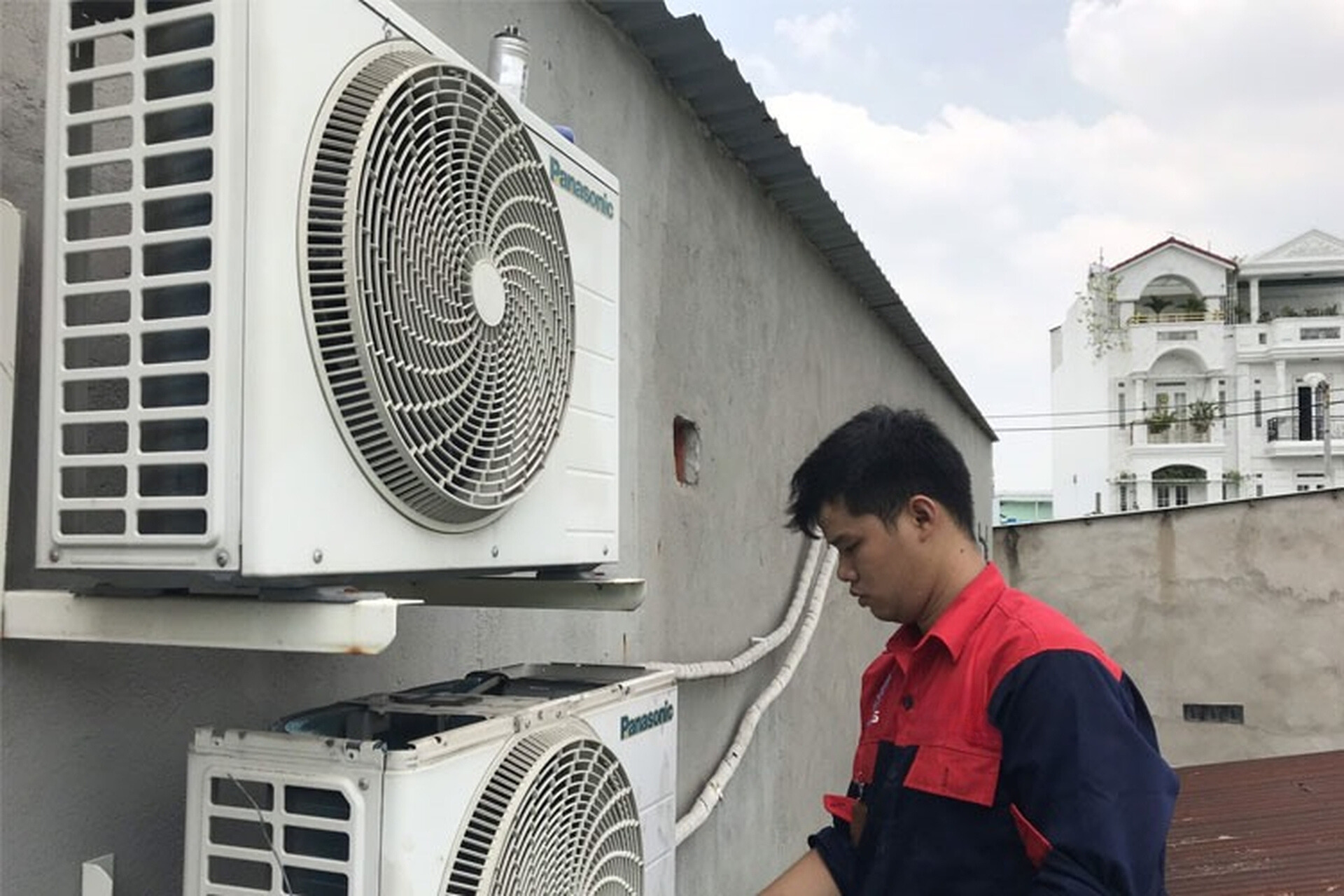 Dàn nóng điều hòa được kiểm tra và làm sạch, đặt trong khu vực thông thoáng, không có cản trở xung quanh. Hình ảnh minh họa việc bảo trì giúp hệ thống điều hòa hoạt động ổn định và hiệu quả