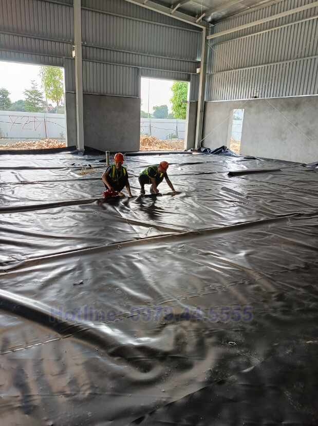 Hình ảnh cận cảnh của màng HDPE được thi công trên sàn hoặc tường tầng hầm, với chi tiết về độ dày, chất liệu và bề mặt hoàn thiện sau khi dán màng