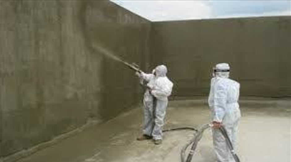 Công nhân phun lớp chống thấm polyurethane lên tường móng, thể hiện công nghệ chống thấm hiện đại và hiệu quả.