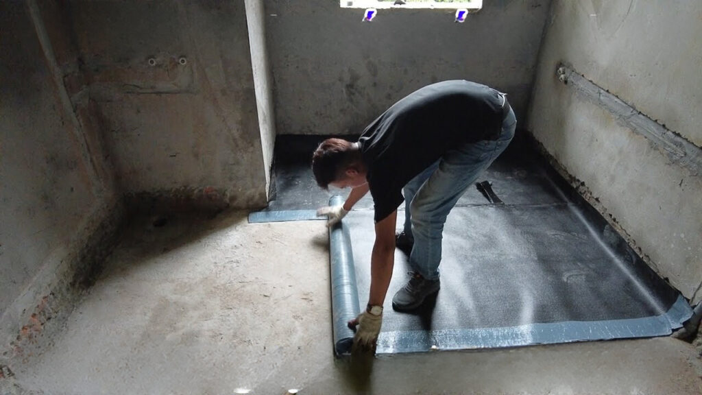 Hình ảnh sơn, keo PU và phụ gia chống thấm được trưng bày rõ ràng