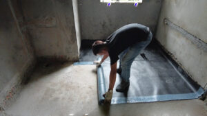 Hình ảnh sơn, keo PU và phụ gia chống thấm được trưng bày rõ ràng