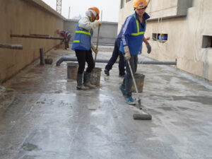 Ảnh thi công màng chống thấm HDPE: Công nhân đang trải và dán màng chống thấm HDPE lên bể nước sinh hoạt.